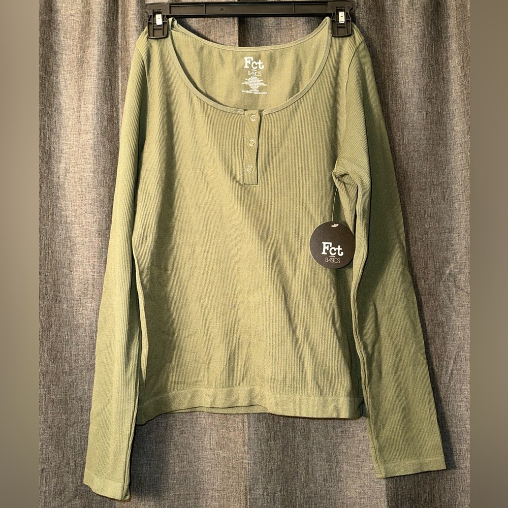 Scoop neck long sleeve woman’s top